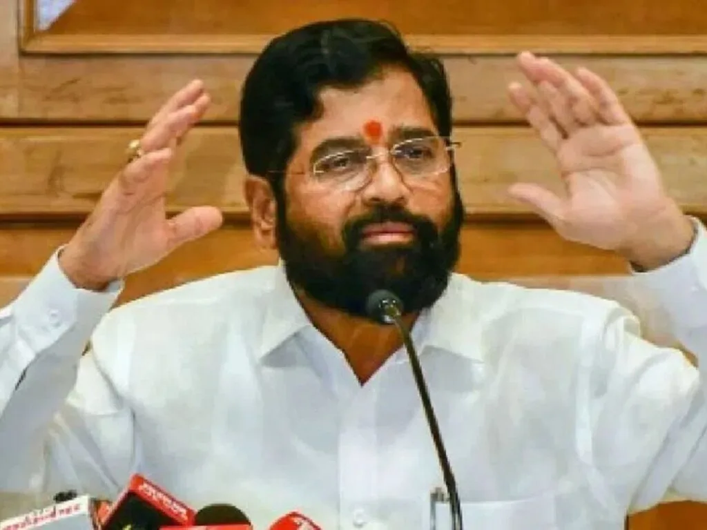 एकनाथ शिंदे यांचा विरोधकांना इशारा – "मला कमी लेखू नका, मी बाळासाहेबांचा कार्यकर्ता!" 1 एकनाथ शिंदे यांचा विरोधकांना इशारा – "मला कमी लेखू नका, मी बाळासाहेबांचा कार्यकर्ता!" महाराष्ट्रातील राजकीय वातावरण पुन्हा एकदा तापले असून, उपमुख्यमंत्री एकनाथ शिंदे यांनी विरोधकांना कडक इशारा दिला आहे. "मला हलक्यात घेऊ नका, मी बाळासाहेब ठाकरे यांचा कार्यकर्ता आहे," असे ठाम मत व्यक्त करत त्यांनी आपल्या राजकीय प्रवासाची आठवण करून दिली. त्यांच्या या वक्तव्यामुळे राजकीय क्षेत्रात मोठी चर्चा सुरू झाली आहे.
