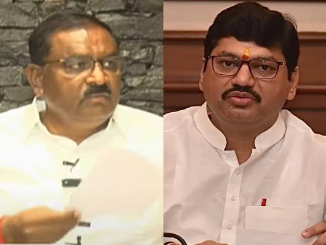 धनंजय मुंडे प्रकरण: आरोप, गँग्स ऑफ मिर्झापूर आणि धसांची माणूसकीची भेट – संजय राऊतांचा थेट सवाल बीडच्या राजकीय वातावरणात सध्या मोठी चर्चा सुरू आहे. धनंजय मुंडे यांच्यावर गंभीर आरोप लावणारे सुरेश धस यांनी त्यांची भेट घेतल्याने अनेक प्रश्न निर्माण झाले आहेत. याच मुद्द्यावरून संजय राऊत यांनी थेट सवाल केला आहे – "ज्या टोळीला ‘गँग्स ऑफ मिर्झापूर’ म्हणालात, त्यांच्याच भेटीला का गेलात?"