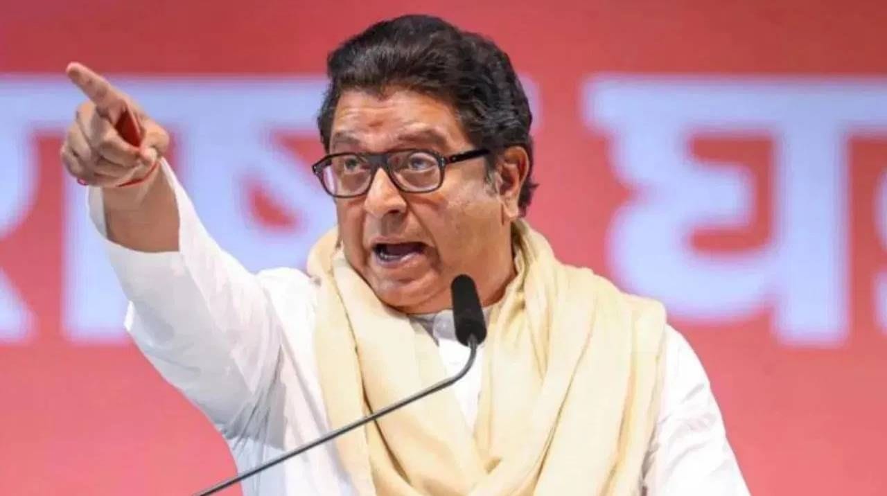 औरंगजेबाच्या कबरीवरील वादावर राज ठाकरेंचा घणाघात: 'इतिहास समजण्यासाठी बोर्ड लावा' 1 औरंगजेबाच्या कबरीवरील वादावर राज ठाकरेंचा घणाघात: 'इतिहास समजण्यासाठी बोर्ड लावा' गेल्या काही दिवसांपासून राज्यात औरंगजेबाच्या कबरीवरून वाद निर्माण झाला आहे. यावर मनसे अध्यक्ष राज ठाकरे यांनी रोखठोक प्रतिक्रिया दिली आहे. गुढी पाडवा मेळाव्यात त्यांनी या विषयावर भाष्य करत स्पष्ट भूमिका मांडली.