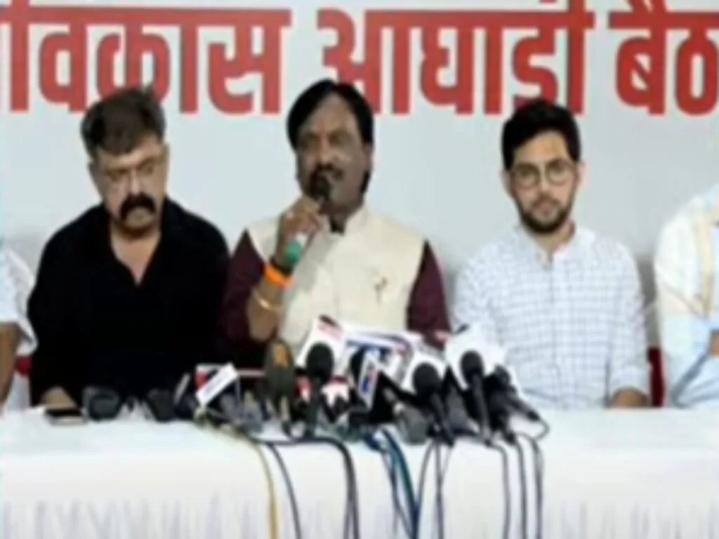 राज्याच्या अर्थसंकल्पीय अधिवेशनाला सुरुवात, विरोधकांचा चहापानावर बहिष्कार! राज्यातील अर्थसंकल्पीय अधिवेशनाला उद्यापासून (3 मार्च 2025) सुरुवात होणार असून, हे अधिवेशन वादळी ठरण्याची शक्यता आहे. विरोधकांनी सरकारला घेरण्याची तयारी केली असून, त्याच पार्श्वभूमीवर आज सत्ताधारी पक्षाने आयोजित केलेल्या चहापानाच्या कार्यक्रमावर विरोधकांनी बहिष्कार टाकला आहे.