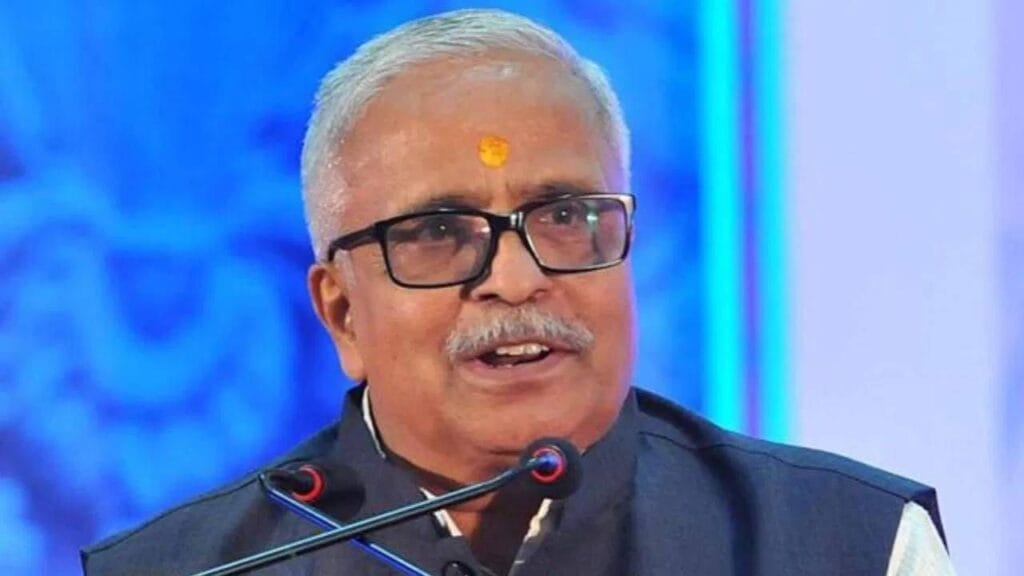 औरंगजेबाच्या कबरीवरून वाद अनावश्यक - भय्याजी जोशी 1 औरंगजेबाच्या कबरीवरून वाद अनावश्यक - भय्याजी जोशी पंतप्रधान नरेंद्र मोदी यांनी नुकतीच नागपूरमध्ये राष्ट्रीय स्वयंसेवक संघाच्या (RSS) मुख्यालयाला भेट दिली. त्यांच्या हस्ते माधव नेत्रालय सेंटरच्या विस्ताराचा शिलान्यास करण्यात आला. यावेळी त्यांनी संघाच्या कार्याचे विशेष कौतुक केले. त्यांनी हेडगेवार आणि गोळवलकर गुरुजींनी राष्ट्रीय चेतना जागृत करण्यासाठी केलेल्या कार्याचा उल्लेख केला.