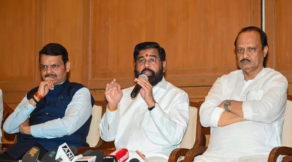 "तेच तेच रडगाणं नको, विकासावर चर्चा हवी" – एकनाथ शिंदेंचा विरोधकांना सल्ला 1 "तेच तेच रडगाणं नको, विकासावर चर्चा हवी" – एकनाथ शिंदेंचा विरोधकांना सल्ला राज्य विधीमंडळाचे अर्थसंकल्पीय अधिवेशन उद्यापासून सुरू होणार असून ते चार आठवडे चालणार आहे. यापूर्वीच उपमुख्यमंत्री एकनाथ शिंदेंनी विरोधकांवर जोरदार हल्लाबोल केला आहे. विरोधकांनी नेहमीप्रमाणे चहापानावर बहिष्कार टाकला असला, तरी त्यांनी राज्याच्या विकासासंदर्भातील मुद्द्यांवर चर्चा करावी, असे त्यांनी सुचवले आहे.