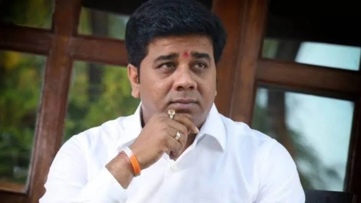 गंगेच्या स्वच्छतेवर भ्रष्टाचार झाला, भाजप माफी मागावी" – मनसे नेते अविनाश जाधव यांचा घणाघात 1 गंगेच्या स्वच्छतेवर भ्रष्टाचार झाला, भाजप माफी मागावी" – मनसे नेते अविनाश जाधव यांचा घणाघात मनसे अध्यक्ष राज ठाकरे यांच्या गंगा जलावर दिलेल्या वक्तव्यावरून राजकीय वादंग पेटला असून, सत्ताधारी पक्षाने त्यांच्यावर जोरदार टीका केली आहे. मात्र, या टीकेला प्रत्युत्तर देताना मनसे नेते अविनाश जाधव यांनी भाजपवर हल्लाबोल केला आहे.