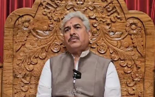 भगवानगडाचे महंत नामदेव शास्त्री यांची संतोष देशमुख हत्या प्रकरणावर पहिली प्रतिक्रिया संतोष देशमुख यांच्या हत्या प्रकरणातील क्रूरतेचे फोटो समोर आल्यानंतर भगवानगडाचे महंत नामदेव शास्त्री यांनी पहिल्यांदाच प्रतिक्रिया दिली आहे.
