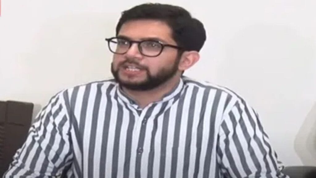 एकनाथ शिंदे यांच्यावर आदित्य ठाकरेंचा तिरकस हल्ला; मनसे-शिवसेना युतीवरही प्रतिक्रिया राजकीय रणधुमाळीने महाराष्ट्राचे वातावरण तापले असताना, शिवसेना (ठाकरे गट) नेते आदित्य ठाकरे यांनी पुन्हा एकदा उपमुख्यमंत्री एकनाथ शिंदे यांच्यावर तिरकस टोला लगावला आहे. छगन भुजबळ यांच्या दरेगाव गावातील मुक्कामाच्या पार्श्वभूमीवर, आदित्य ठाकरेंनी एकनाथ शिंदेंवर विनोदी आणि उपरोधिक शैलीत निशाणा साधला.