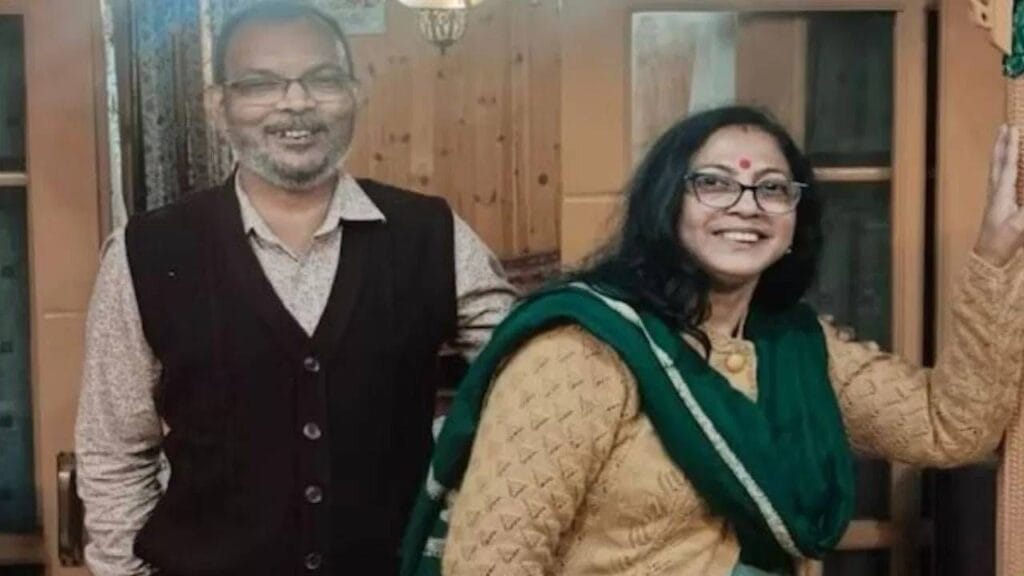 "कलमाने वाचले प्राण: प्राध्यापक देबाशिष भट्टाचार्य यांचा थरारक अनुभव" 1 "कलमाने वाचले प्राण: प्राध्यापक देबाशिष भट्टाचार्य यांचा थरारक अनुभव" काश्मीरमधील सौंदर्यस्थळांमध्ये गणल्या जाणाऱ्या पहलगाममध्ये नुकताच एक भीषण दहशतवादी हल्ला घडला. या घटनेत 26 निष्पाप पर्यटकांचा बळी गेला आणि 20 हून अधिक जण गंभीर जखमी झाले. या भयावह घटनेत आसाममधील प्राध्यापक देबाशिष भट्टाचार्य आणि त्यांचे कुटुंबीय चमत्कारिकरित्या वाचले. त्यांच्या बुद्धिमत्तेने आणि प्रसंगावधानामुळे त्यांचे प्राण वाचले, आणि त्यांनी या हल्ल्याचा अनुभव सांगताना अनेकांची मने हेलावून टाकली.