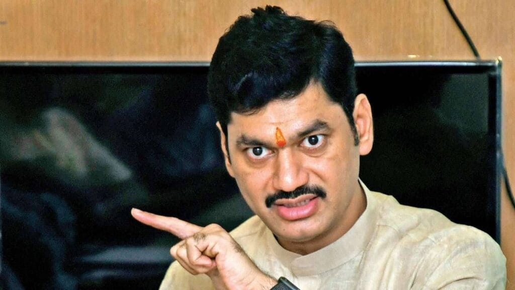 धनंजय मुंडे यांच्या तब्येतीबाबत मोठी स्पष्टता; अफवांना स्वतःच दिला पूर्णविराम राज्याचे माजी मंत्री आणि राष्ट्रवादी काँग्रेसचे ज्येष्ठ नेते धनंजय मुंडे यांच्या तब्येतीविषयी गेले काही दिवस उलटसुलट चर्चा सुरू होत्या. त्यांना अर्धांगवायूचा झटका आल्याच्या बातम्यांमुळे त्यांच्या समर्थकांमध्ये प्रचंड चिंता पसरली होती. मात्र, अखेर स्वतः धनंजय मुंडे यांनी पुढे येत यावर स्पष्टीकरण दिलं आहे आणि सर्व अफवांना पूर्णविराम दिला आहे.