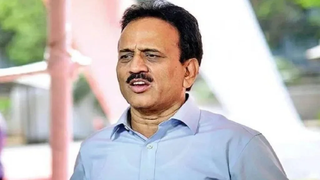 हिंदी भाषेवरून राज ठाकरे यांचा विरोध, गिरीश महाजनांचा उद्धव ठाकरेंवर जोरदार हल्ला 1 हिंदी भाषेवरून राज ठाकरे यांचा विरोध, गिरीश महाजनांचा उद्धव ठाकरेंवर जोरदार हल्ला राज्याचे मंत्री गिरीश महाजन यांनी अलीकडेच हिंदी भाषा आणि उद्धव ठाकरे यांच्या कार्यशैलीवर जोरदार टीका केली आहे. महाराष्ट्राच्या आर्थिक नियोजनावर भाष्य करताना ते म्हणाले की, राज्याची आर्थिक घडी चांगल्या स्थितीत आहे आणि सरकारचे नियोजन व्यवस्थित सुरू आहे. सार्वजनिक बांधकाम विभागाला निधी मिळण्यात थोडा विलंब झाला असला तरी मुख्यमंत्री एकनाथ शिंदे, उपमुख्यमंत्री अजित पवार आणि देवेंद्र फडणवीस यांनी मागील बॅकलॉग पूर्णपणे भरून काढला आहे, असे महाजन यांनी सांगितले.
