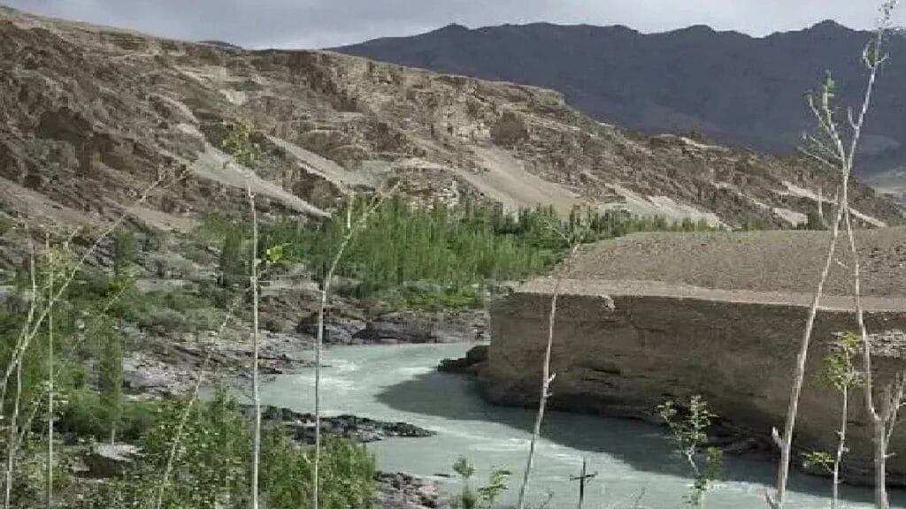 सिंधू जल कराराला स्थगिती : पाकिस्तानला गंभीर जलसंकटाचा सामना? भारत-पाकिस्तान संबंधांमध्ये मोठा टप्पा ठरलेला 'सिंधू जल करार' आता ऐतिहासिक वळणावर पोहोचला आहे. अलीकडेच जम्मू-काश्मीरच्या पहलगाम भागात पर्यटकांवर झालेल्या दहशतवादी हल्ल्यानंतर भारत सरकारने कठोर भूमिका घेतली आणि या कराराला स्थगिती देण्याचा निर्णय घेतला. या निर्णयामुळे केवळ राजकारण नव्हे तर जलस्रोत आणि शेतीसारख्या मुलभूत गरजांवरही मोठा परिणाम होणार आहे.