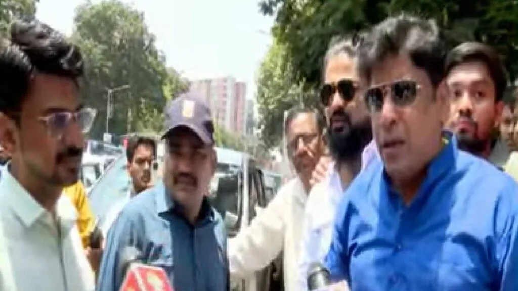 घाटकोपरमध्ये मराठी कुटुंबाचा अपमान; मांसाहारावरून वाद, मनसेचा तीव्र आक्रोश मुंबईतील घाटकोपर परिसरातील एका गृहनिर्माण सोसायटीत मराठी कुटुंबाला केवळ मांसाहार करत असल्याच्या कारणावरून अपमानास्पद वागणूक मिळाल्याची संतापजनक घटना समोर आली आहे. यापूर्वी ठाणे आणि कल्याणसारख्या ठिकाणीही मराठी माणसांबाबत भेदभावाचे प्रकार घडले होते. घाटकोपरच्या घटनेमुळे पुन्हा एकदा मुंबईत मराठी-अमराठी वादाला उधाण आलं आहे.