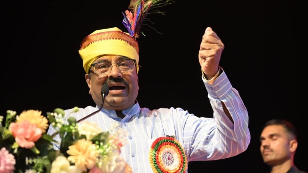 सुधीर मुनगंटीवार यांची नाराजीवरील स्पष्टता: 'मी नाराज नाही' 1 सुधीर मुनगंटीवार यांची नाराजीवरील स्पष्टता: 'मी नाराज नाही' भाजपचे वरिष्ठ नेते सुधीर मुनगंटीवार यांच्यावर काही दिवसांपासून नाराज असल्याच्या चर्चांना उधाण आले होते. या चर्चेचा आधार चंद्रपूरमधील एका कार्यक्रमात मुनगंटीवार यांनी केलेल्या वक्तव्यावर होता, ज्यात त्यांना मंत्रिमंडळातून डावलल्याची चर्चा पसरली होती. या चर्चांवर मुनगंटीवार यांनी अखेर स्पष्टीकरण दिलं आहे.