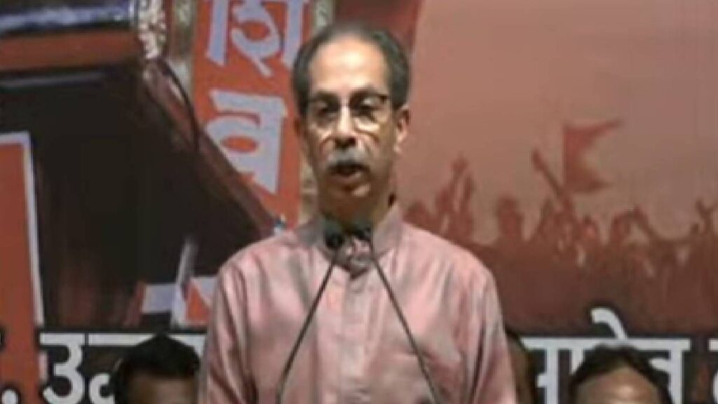 उद्धव ठाकरे यांचा भाजपवर घणाघात : "माझं सरकार पाडण्यामागचं खरे कारण सांगितलं!" दादर येथे आयोजित भारतीय कामगार सेनेच्या मेळाव्यात शिवसेना पक्षप्रमुख उद्धव ठाकरे यांनी आपल्या सरकारच्या पाडण्यात भाजपच्या कारस्थानाचा मोठा आरोप केला. पहिल्यांदाच त्यांनी सरकार पाडल्यामागचं कथित षड्यंत्र उघड करत भाजपवर जोरदार टीका केली.