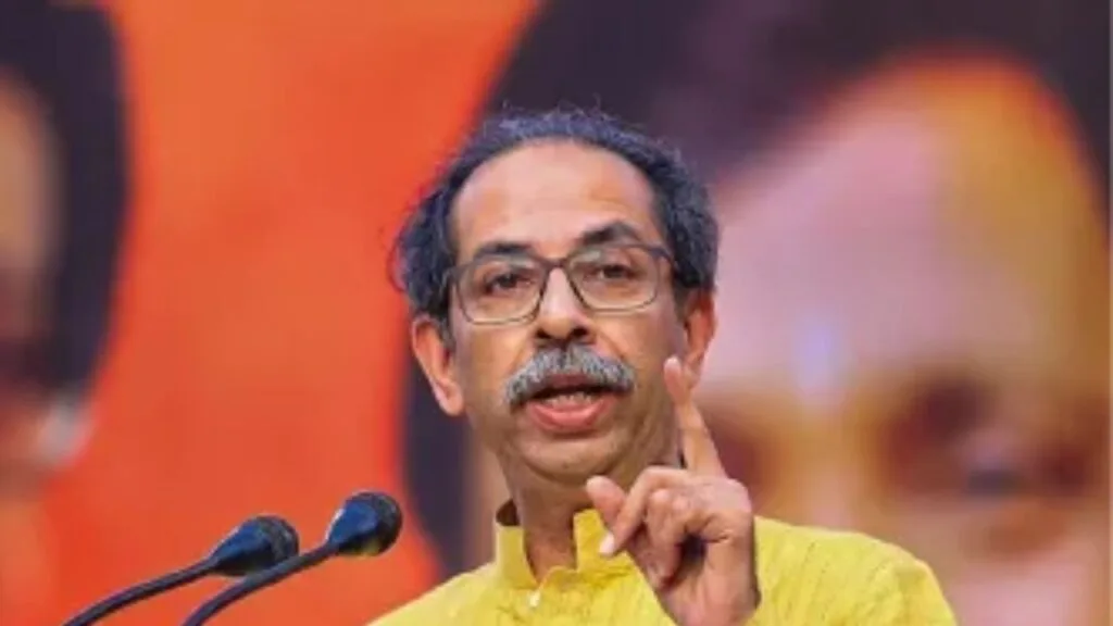 महाराष्ट्राचा अपमान करणाऱ्यांना साथ देणारे सत्ताधारी – उद्धव ठाकरे यांचा घणाघात भारतीय कामगार सेनेच्या वार्षिक सर्वसाधारण सभेत शनिवारी शिवसेना (उद्धव बाळासाहेब ठाकरे) पक्षप्रमुख उद्धव ठाकरे यांनी सत्ताधाऱ्यांवर जोरदार हल्ला चढवला. राज्यात मराठी भाषेच्या व महत्त्वाच्या प्रश्नांवर होत असलेल्या दुर्लक्षावर त्यांनी परखड शब्दांत नाराजी व्यक्त केली. मराठी माणसांच्या अस्मितेची गळचेपी करणाऱ्यांशी हातमिळवणी करणाऱ्या सरकारवर ठाकरे यांनी तीव्र टीका केली.