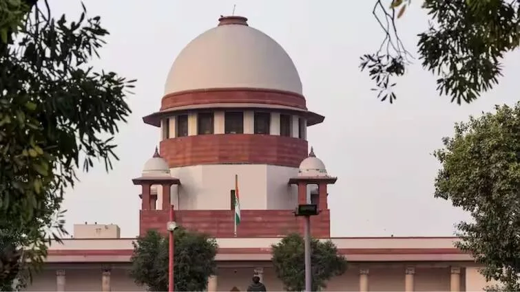सर्वोच्च न्यायालयाने महाराष्ट्रातील पातूर परिषदेच्या उर्दू भाषेतील साइनबोर्डला मान्यता दिली, देशात जन्मलेल्या उर्दू व्यक्तीला कोणत्याही धर्माशी बांधता येत नाही असा निर्णय. - The Supreme Court approved the Urdu language signboard of the Patur Parishad in Maharashtra, ruling that an Urdu person born in the country cannot be bound to any religion.