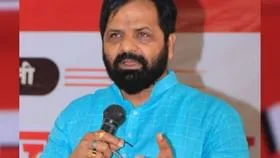 रायगडच्या पालकमंत्री पदावरून खदखद; भरत गोगावले यांना संधी न मिळाल्यास उठावाची शक्यता – महेंद्र दळवी रायगड जिल्ह्याचे पालकमंत्री पद अद्यापही रिक्त असून, या मुद्यावरून राजकीय वातावरण तापले आहे. शिंदे गटाचे आमदार महेंद्र दळवी यांनी यासंदर्भात स्पष्ट शब्दांत नाराजी व्यक्त करत, भरत गोगावले यांच्याकडे हे पद न गेल्यास तीव्र प्रतिक्रिया उमटू शकतात, असा ठाम इशारा दिला आहे.