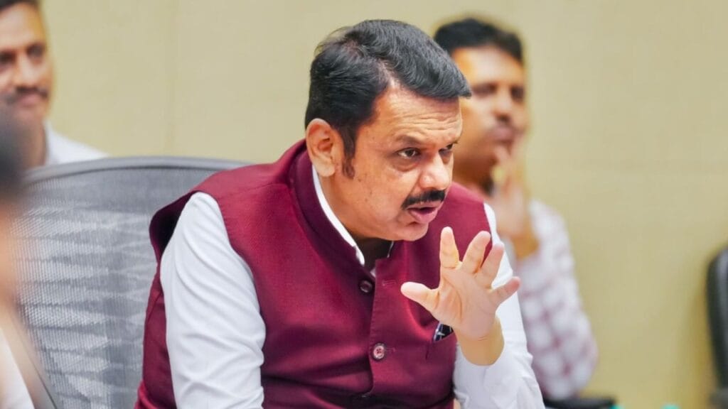 महाराष्ट्रातील नवीन शैक्षणिक धोरणावर देवेंद्र फडणवीस यांची प्रतिक्रिया; हिंदीच्या सक्तीवर स्पष्टीकरण 1 महाराष्ट्रातील नवीन शैक्षणिक धोरणावर देवेंद्र फडणवीस यांची प्रतिक्रिया; हिंदीच्या सक्तीवर स्पष्टीकरण महाराष्ट्र सरकारने यंदाच्या शैक्षणिक वर्षापासून नवीन शैक्षणिक धोरण लागू करण्याचा निर्णय घेतला आहे. या धोरणानुसार, राज्यातील सर्व शाळांमध्ये इयत्ता पहिलीतून हिंदी भाषा अनिवार्य शिकवली जाणार आहे. मराठी व इंग्रजी माध्यमांच्या शाळांमध्ये पहिली ते पाचवीच्या विद्यार्थ्यांना मराठी आणि इंग्रजीसोबत हिंदी हा तिसरा विषय शिकवला जाणार आहे. या निर्णयावर महाराष्ट्र नवनिर्माण सेनेने (मनसे) तीव्र आक्षेप नोंदवला आहे. मनसे अध्यक्ष राज ठाकरे यांनी स्पष्टपणे सांगितले की, पहिलीतून हिंदी सक्तीचा निर्णय पक्षाला मान्य नसून याला विरोध करण्यात येईल.