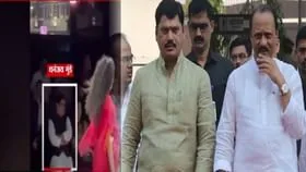 अजित पवारांचा बीड दौरा टाळला, पण फॅशन शोला उपस्थिती – काय आहे सत्य? राज्याचे उपमुख्यमंत्री आणि बीडचे पालकमंत्री अजित पवार यांनी बीड दौऱ्यात गैरहजेरी लावल्याने राजकीय चर्चांना उधाण आले आहे. त्यांनी प्रकृती अस्वास्थ्याचे कारण देत बीड दौऱ्याला दांडी मारली, मात्र त्याचवेळी ते एका फॅशन शो कार्यक्रमात उपस्थित राहिल्याचे समोर आले आहे.