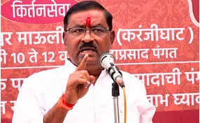 कृषी विभागातील भ्रष्टाचार उघड! आमदार सुरेश धस यांचे गंभीर आरोप भाजप आमदार सुरेश धस यांनी कृषी विभागातील भ्रष्टाचारावर गंभीर प्रश्नचिन्ह उपस्थित केले आहे. त्यांच्या मते, राज्यातील काही वरिष्ठ अधिकाऱ्यांनी आपल्या नातेवाईकांच्या नावाने कंपन्या स्थापन करून मोठ्या प्रमाणावर आर्थिक गैरव्यवहार केला आहे. या कंपन्यांच्या माध्यमातून शेतकऱ्यांना निकृष्ट दर्जाची बियाणे आणि खते पुरवठा करण्यात आल्याचा आरोप त्यांनी केला आहे.