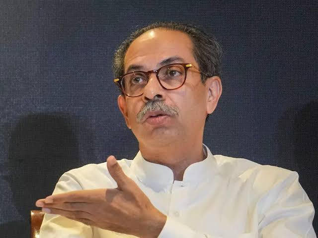उद्धव ठाकरे यांचा भाजपवर हल्लाबोल – “हिंदू जागा झाला आहे, निवडणुकीत भाजपला फटका बसणार” वक्फ सुधारणा विधेयकाच्या पार्श्वभूमीवर शिवसेना (ठाकरे गट) प्रमुख उद्धव ठाकरे यांनी भाजपवर जोरदार टीका केली आहे. त्यांनी केंद्र सरकारवर हिंदुत्वाच्या मुद्द्यावरून प्रश्नचिन्ह उपस्थित केले असून, “भाजपने आता मुस्लिमांचे हित जोपासण्याचा प्रयत्न सुरू केला आहे. त्यामुळे हिंदूंनी जागं होण्याची गरज आहे,” असे ते म्हणाले.