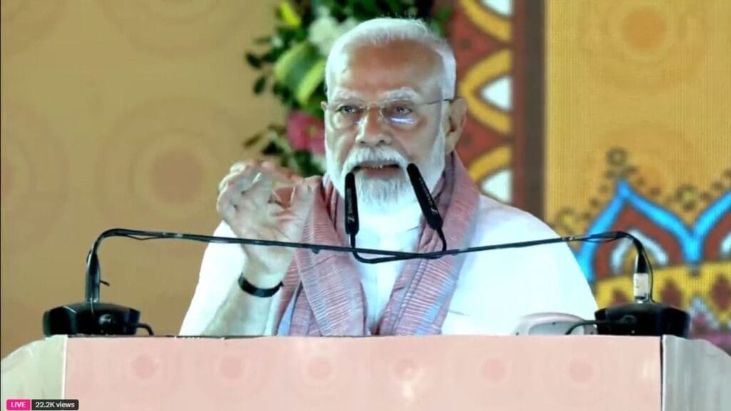 पहलगाम हल्ल्याचा कडवा इशारा: मोदींचं कठोर संदेश 1 पहलगाम हल्ल्याचा कडवा इशारा: मोदींचं कठोर संदेश पंतप्रधान नरेंद्र मोदी यांनी २४ एप्रिल २०२५ रोजी बिहारमधील मधुबनी येथे आयोजित राष्ट्रीय पंचायती राज दिन कार्यक्रमात भाषण करत, जम्मू-काश्मीरच्या पहलगाम दहशतवादी हल्ल्याला तीव्र निषेध व्यक्त केला. पंतप्रधान मोदींनी या हल्ल्यात 26 पर्यटकांचा मृत्यू झाल्याने देशभर शोक व्यक्त केला आणि हल्ल्यात मरण पावलेल्यांच्या कुटुंबीयांप्रती संवेदना व्यक्त केली.