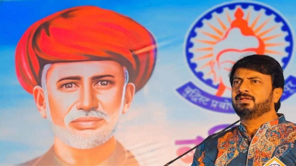 किरण माने यांची ‘फुले’ सिनेमावर रोखठोक भूमिका; ‘छावा’ सिनेमानंतर पुन्हा निर्माण झाला वादाचा सूर 1 किरण माने यांची ‘फुले’ सिनेमावर रोखठोक भूमिका; ‘छावा’ सिनेमानंतर पुन्हा निर्माण झाला वादाचा सूर ‘छावा’ सिनेमानंतर आता ‘फुले’ या चरित्रपटाभोवतीही वादाचे वळव सुरु झाले आहेत. महात्मा जोतिबा फुले यांच्या जीवनावर आधारित हा हिंदी सिनेमा 11 एप्रिल रोजी प्रदर्शित होणार होता, मात्र निर्माण झालेल्या वातावरणामुळे तो आता 25 एप्रिल रोजी प्रदर्शित केला जाणार आहे.