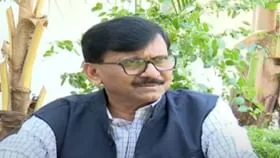 "सुनील तटकरे यांचे खरे नेते कोण?" – संजय राऊत यांचा स्फोटक आरोप शिवसेना (उद्धव बाळासाहेब ठाकरे) गटाचे खासदार संजय राऊत यांनी पुन्हा एकदा केंद्र सरकारवर आणि राज्यातील सत्ताधाऱ्यांवर जोरदार टीका केली आहे. यावेळी त्यांनी खासदार सुनील तटकरे यांच्या राजकीय निष्ठेबाबत प्रश्नचिन्ह निर्माण करत, “तटकरे यांचे खरे नेते अजित पवार नव्हे, तर अमित शाह आहेत,” असा आरोप केला.
