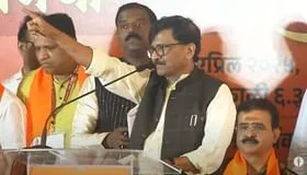 "संजय राऊत यांचे नाशिकमधील भाषण: पराभवाचे विश्लेषण आणि संघर्षाची शपथ" नाशिकमध्ये शिवसेना उद्धव बाळासाहेब ठाकरे पक्षाचा जोरदार मेळावा झाला, ज्यात शिवसेना नेते संजय राऊत यांनी संबोधित केले. त्यांच्या भाषणात राऊत यांनी शिवसैनिकांमध्ये चैतन्य फुलवण्याचा प्रयत्न केला आणि पक्षाच्या एकतेचा ठसा मांडला. राऊत यांनी नाशिकमधील पराभवाचे विश्लेषण करत, त्या वेळी शिवसैनिक खचले नाहीत आणि त्यांनी संघर्ष कायम ठेवला, हे सांगितले.