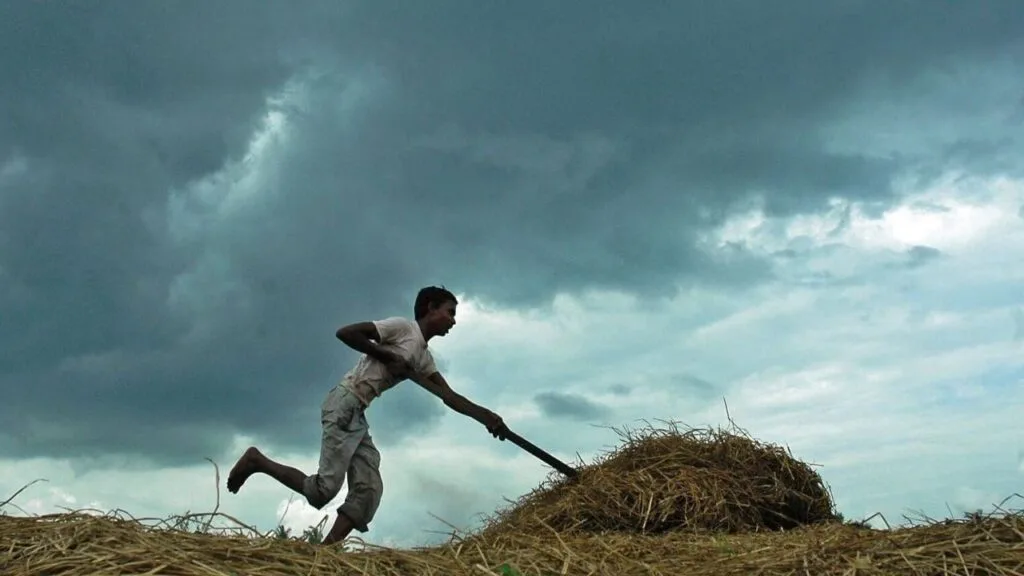 मान्सून 2025: यंदा लवकरच महाराष्ट्रात पाऊस पडणार, हवामान खात्याचा अंदाज यंदाच्या वर्षी मान्सूनने वेळेआधीच आपली उपस्थिती नोंदवली असून, तो सध्या दक्षिण अंदमान समुद्र आणि दक्षिण-पूर्व बंगालच्या उपसागराच्या काही भागात दाखल झाला आहे. हवामान खात्याचे जेष्ठ वैज्ञानिक के.एस. होसाळीकर यांनी दिलेल्या माहितीनुसार, येत्या चार ते पाच दिवसांत मान्सून दक्षिण अरबी समुद्र, मालदीव आणि कोमोरिन या भागांपर्यंत पोहोचेल. त्यामुळे यावर्षी मान्सून लवकर येण्याची शक्यता असून, महाराष्ट्रात 6 जूनपर्यंत पावसाचे आगमन होईल, असा अंदाज व्यक्त करण्यात आला आहे.