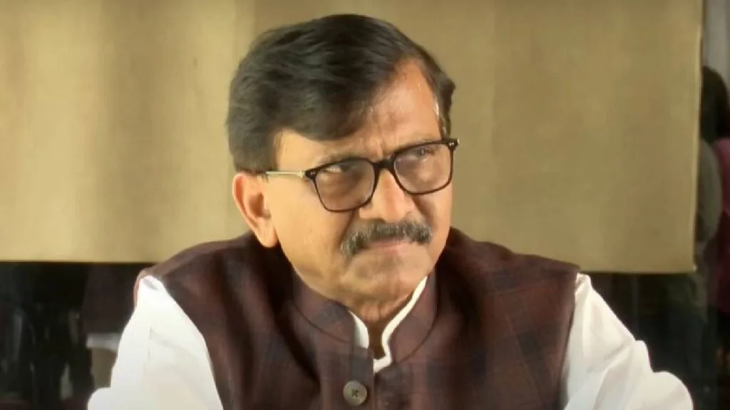 संजय राऊत यांच्या पुस्तकातील मोठा राजकीय गौप्यस्फोट आणि विरोधकांना फटकार 1 संजय राऊत यांच्या पुस्तकातील मोठा राजकीय गौप्यस्फोट आणि विरोधकांना फटकार शिवसेना खासदार संजय राऊत यांनी त्यांच्या 'नरकातील स्वर्ग' नावाच्या पुस्तकात देशाच्या राजकारणातील अनेक खळबळजनक राजकीय रहस्ये उघड केली आहेत. या पुस्तकात त्यांनी गुजरातचे तत्कालीन मुख्यमंत्री नरेंद्र मोदी आणि गृहराज्यमंत्री अमित शाह यांना महाराष्ट्रातील दोन प्रभावशाली नेते शरद पवार आणि बाळासाहेब ठाकरे यांनी कायद्याच्या चौकटीबाहेरून कसे मदत केली याचा सविस्तर खुलासा केला आहे.