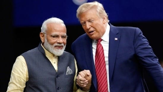 ट्रम्प यांनी लादलेल्या २५ टक्के टेरिफमुळे भारताच्या अर्थव्यवस्थेवर नक्की काय परिणाम होणार ? अमेरिकेचे राष्ट्राध्यक्ष डोनाल्ड ट्रम्प यांनी भारतातून येणाऱ्या वस्तूंवर २५% आयात शुल्क (tariffs) लावण्याचा निर्णय घेतला आहे. त्यासोबतच रशियाकडून तेल आणि शस्त्र खरेदी केल्याबद्दल 'अतिरिक्त दंड' लावण्याची घोषणा केल्याने भारताच्या आर्थिक वृद्धी आणि निर्यातीवर मोठा परिणाम होण्याची भीती व्यक्त केली जात आहे.