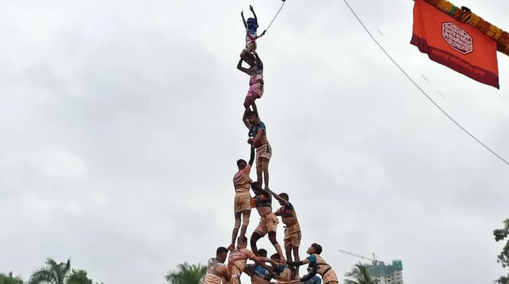 "गोविंदा रे गोपाळा! दहीहंडी अपघातात मृत्यू किंवा गंभीर जखमी होणाऱ्यांना आता 10 लाखांची सरकारी विमा मदत" महाराष्ट्रातील दहीहंडी उत्सव साजरा करताना अनेकदा गोविंद जखमी होतात किंवा गंभीर अपघाताचे बळी ठरतात. हे लक्षात घेऊन महाराष्ट्र सरकारने यंदाच्या 2025 च्या दहीहंडी सणासाठी ऐतिहासिक निर्णय घेतला आहे. राज्यातील 1.5 लाख गोविंदांना विमा संरक्षण देण्याची योजना सुरू करण्यात आली असून, या योजनेअंतर्गत अपघात झाल्यास आर्थिक मदत मिळणार आहे.