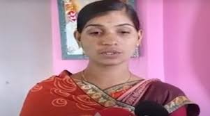 महादेव मुंडे हत्याकांड: ज्ञानेश्वरी मुंडे यांनी SIT मध्ये तीन अधिकाऱ्यांची नावे दिली महादेव मुंडे यांच्या हत्येच्या तपासात गती आणण्यासाठी त्यांच्या पत्नी ज्ञानेश्वरी मुंडे यांनी मुख्यमंत्री देवेंद्र फडणवीस यांची भेट घेतली. या भेटीनंतर त्यांनी विशेष तपास पथक (SIT) मध्ये तीन अधिकाऱ्यांची नावे सुचवली आहेत: IPS अधिकारी पंकज कुमावत, निरीक्षक संतोष साबळे आणि सहाय्यक निरीक्षक सपकाळ.