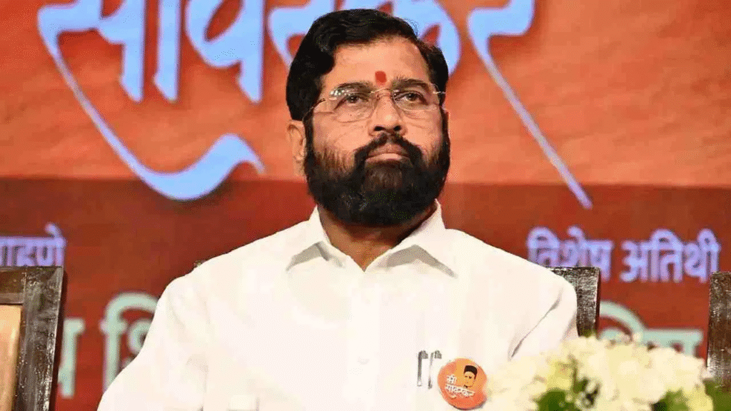 मोठी बातमी! एकनाथ शिंदेंना जबर धक्का, पक्षाला मोठं खिंडार Solapur Politics News : राज्याच्या राजकारणात एकावर एक स्फोटक घटना घडत आहेत. स्थानिक स्वराज्य संस्थांच्या निवडणुकीमुळे पक्षबदलाचे वारे चांगलेच घोंघावते आहेत. स्थानिक नेतेमंडळी आपल्या सोईसाठी पक्षबदल करताना दिसत आहेत. नुकतेच उपमुख्यमंत्री एकनाथ शिंदे यांच्या जवळचे आणि विश्वासू मानले जाणारे सोलापुरातील नेते शिवाजी सावंत यांनी शिंदे यांच्या शिवसेनेला सोडचिट्ठी दिली. त्यानंतर आता याच जिल्ह्यातून आणखी एक मोठी माहिती समोर येत आहे. या घडामोडीमुळे सोलापुरात शिंदे गटाला आणखी मोठा धक्का बसल्याचे बोलले जात आहे.