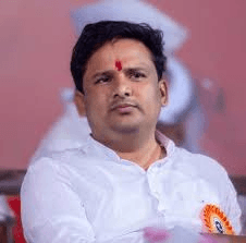 शरद पवारांच्या राष्ट्रवादीला आणखी एक दे 'धक्का'; विधानसभा लढवलेले राहुल मोटे अजित पवारांसोबत जाणार धाराशिव : विधानसभा निवडणुकांमध्ये महायुतीला मोठं बहुमत मिळाल्यानंतर आता स्थानिक स्वराज्य संस्थांच्या निवडणुकांचे वारे वाहू लागले आहे. त्याच पार्श्वभूमीवर धाराशिवमध्ये शरद पवारांच्या राष्ट्रवादी (NCP) काँग्रेसला अजित पवारांच्या राष्ट्रवादीने दे धक्का दिलाय. धाराशिव (Dharashiv) जिल्ह्यातील परंड्याचे माजी आमदार राहुल मोटे अजित पवारांच्या (Ajit pawar) राष्ट्रवादीत पक्षप्रवेश करणार आहेत. लोकसभा आणि विधानसभा निवडणुकीत शरद पवारांच्या राष्ट्रवादीतून त्यांनी सक्रीयपणे प्रचार केला होता, विशेष म्हणजे शिवसेना महायुतीचे उमेदवार तानाजी सावंत यांच्याविरुद्ध महाविकास आघाडीकडून त्यांनी निवडणूक देखील लढवली होती. मात्र, आता स्थानिक स्वराज्य संस्थांच्या पार्श्वभूमीवर ते अजित पवारांच्या राष्ट्रवादीत प्रवेश करत असल्याचे समजते. त्यामुळे, धाराशिवमधून शरद पवार गटासह मविआला हा मोठा धक्का मानला जातो.  