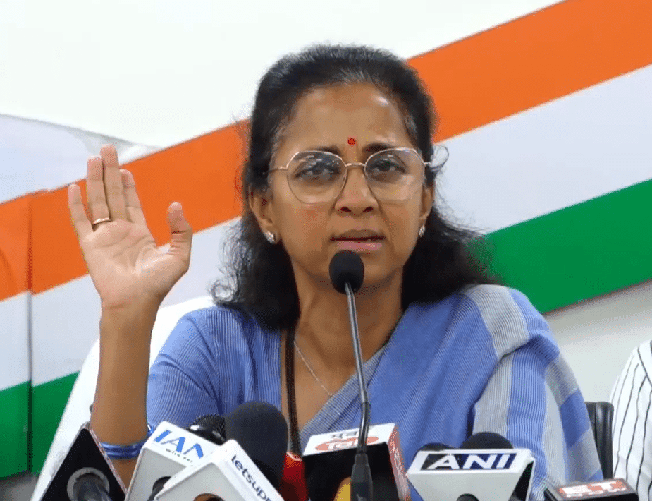 हा देश कोणाच्याही मनमानीने चालणार नाही, सुप्रिया सुळेंची सरकारवर गंभीर टीका हा देश कोणाच्याही मनमानीने चालणार नाही, सुप्रिया सुळेंची सरकारवर गंभीर टीका महाराष्ट्रात शेतकऱ्यांच्या आत्महत्या असतील किंवा गुंतवणुकीची स्थिती जी निर्माण झाली आहे त्याला महाराष्ट्राची आर्थिक परिस्थिती कारणीभूत आहे. लाडकी बहीण योजनेत 4900 कोटी रुपयांचा मोठा भ्रष्टाचार झाला असून त्याची चौकशी करण्यात यावी अशी मागणी महाराष्ट्र सरकारकडे सुप्रिया सुळे यांनी केली.