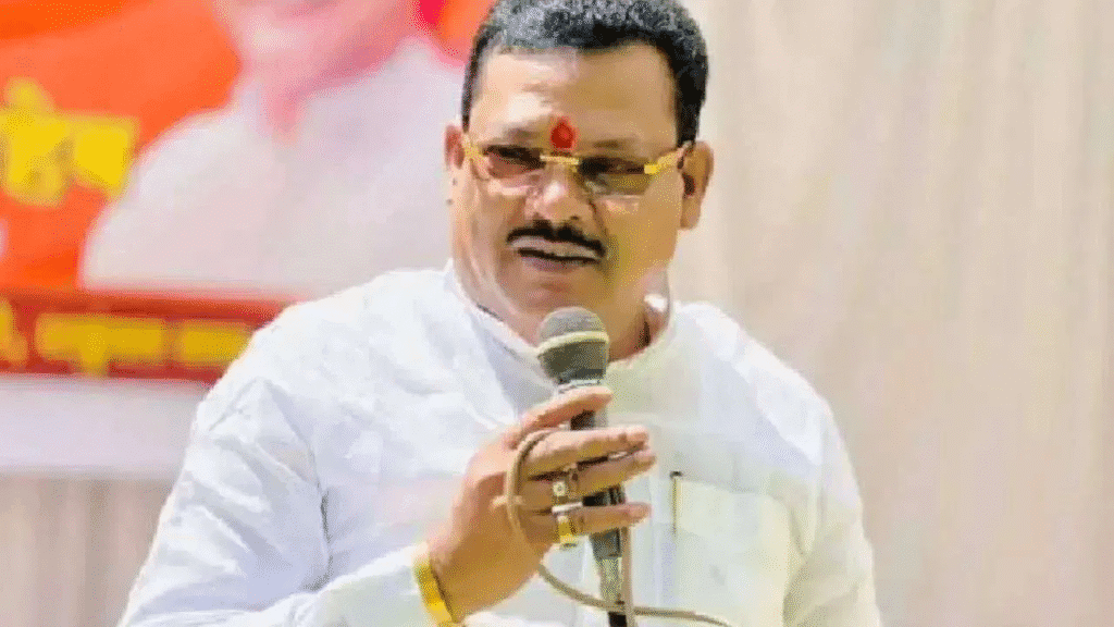 मुख्यमंत्री फडणवीसांकडून जपून बोलण्याचा सल्ला, शिरसाटांची पहिली प्रतिक्रिया, म्हणाले.. शिवसेना शिंदे गटाचे मंत्री संजय शिरसाट यांनी निधी मागा, सरकारचा पैसा आहे, आपल्या काय बापाचं जातं, असं वक्तव्य केलं होतं, त्यावर प्रतिक्रिया देताना मुख्यमंत्री देवेंद्र फडणवीस यांनी त्यांना जपून बोलण्याचा सल्ला दिला होता. संजय शिरसाट जे बोलले त्यात चुकीचं वाटत नाही, मात्र संयम ठेवून बोललं पाहिजे, असं फडणवीस यांनी म्हटलं होतं. दरम्यान आता फडणवीस यांच्या या सल्ल्यावर संजय शिरसाट यांची पहिली प्रतिक्रिया समोर आली आहे. ते सोलापुरात बोलत होते.