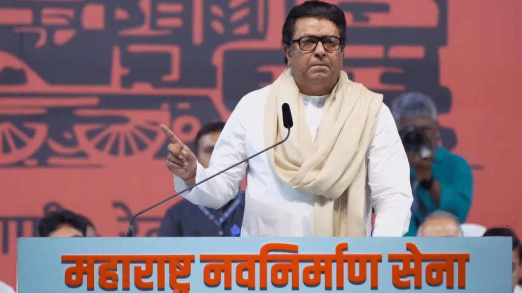मोठी घडामोड: शिंदे गटाकडून राज ठाकरे यांना जेवणाचं निमंत्रण; राजकीय समीकरणांमध्ये हालचाल राज्यात आगामी निवडणुकीच्या पार्श्वभूमीवर राजकीय हालचालींना वेग आला आहे. काही दिवसांपूर्वी उद्धव ठाकरे आणि राज ठाकरे तब्बल वीस वर्षांनंतर एकाच व्यासपीठावर दिसले आणि त्यामुळे शिवसेना (ठाकरे गट) – मनसे युतीच्या चर्चांना उधाण आले. यानंतर राज ठाकरे यांनी मातोश्रीवर जाऊन उद्धव ठाकरे यांना वाढदिवसाच्या शुभेच्छाही दिल्या. या घडामोडींनी दोन्ही ठाकरे बंधूंमध्ये जवळीक वाढल्याचं संकेत दिला.