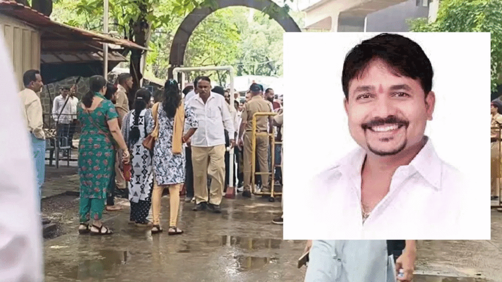 राष्ट्रवादी नेत्याच्या मुलाच्या हत्येचा निकाल : तिघांना दोषी, महेश पाटील यांच्यासह दहा जण निर्दोष कल्याण पूर्व येथे 2007 मध्ये झालेल्या विजय पाटील यांच्या हत्येप्रकरणी 18 वर्षांनंतर कल्याण न्यायालयाने महत्त्वपूर्ण निकाल दिला आहे. या खटल्यात न्यायालयाने तीन आरोपींना दोषी ठरवले असून, इतर दहा जणांची निर्दोष सुटका केली आहे. निर्दोष मुक्त झालेल्यांमध्ये शिंदे गटाचे पदाधिकारी महेश पाटील यांचाही समावेश आहे.