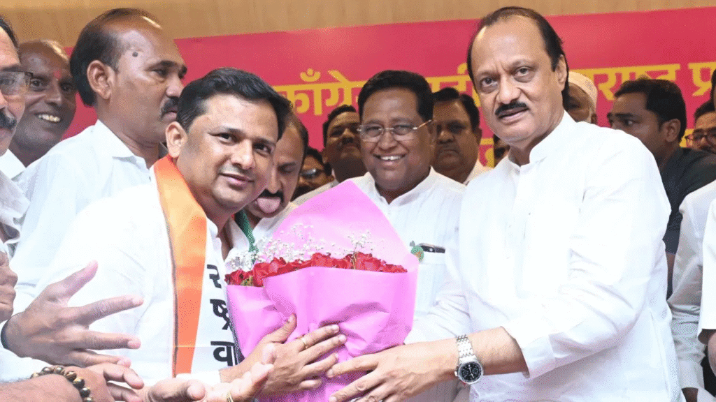 शरद पवारांना मोठा झटका; माजी आमदार राहुल मोते यांनी अजित पवार गटात प्रवेश केला राष्ट्रवादी काँग्रेसच्या शरद पवार गटाला मोठा धक्का देणारी घटना घडली आहे. धाराशिव जिल्ह्यातील परांडा मतदारसंघाचे माजी आमदार राहुल मोते यांनी आता अजित पवार यांच्या नेतृत्वाखालील अधिकृत राष्ट्रवादी काँग्रेस पक्षात प्रवेश केला आहे. ५ ऑगस्ट २०२५ रोजी मुंबईत अजित पवार यांच्या उपस्थितीत त्यांनी अधिकृत पक्षप्रवेश केला.
