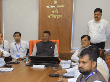सरकारचं ‘छावा राईड’ ॲप; ओला-उबरला टक्कर देण्यासाठी मोठं पाऊल राज्यातील खासगी कॅब सेवा कंपन्यांना टक्कर देण्यासाठी राज्य सरकारनं आता स्वतःचं ‘छावा राईड’ नावाचं मोबाईल ॲप सुरू करण्याची घोषणा केली आहे. राज्याचे परिवहन राज्यमंत्री प्रताप सरनाईक यांनी ही माहिती दिली असून, या ॲपद्वारे रिक्षा, टॅक्सी आणि बससेवेचं आरक्षण सहज करता येणार आहे.