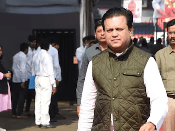 धाराशिव जिल्ह्यात काँग्रेसला जबर धक्का – 46 नेते-पदाधिकाऱ्यांचा भाजपमध्ये प्रवेश धाराशिव जिल्ह्यातील काँग्रेस पक्षासाठी मोठी राजकीय खिंडार ठरणारी घटना समोर आली आहे. आगामी स्थानिक स्वराज्य संस्थांच्या निवडणुकांच्या पार्श्वभूमीवर, काँग्रेसचे वरिष्ठ नेते आणि प्रदेश सचिव प्रकाश आष्टे, माजी जिल्हा परिषद अध्यक्ष दिलीप भालेराव आणि त्यांच्यासोबत 46 महत्त्वाचे स्थानिक पदाधिकारी काँग्रेसला सोडचिठ्ठी देत भाजपमध्ये प्रवेश करणार आहेत. त्यामुळे काँग्रेसला धाराशिव जिल्ह्यात मोठा धक्का बसणार आहे.