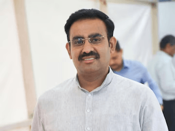 विवादग्रस्त विधानामुळे भाजप-शिवसेना शिंदे गटात तणाव; परिणय फुके यांच्या वक्तव्यावरून वाद भाजपचे आमदार परिणय फुके यांनी भंडाऱ्यात झालेल्या भाजप मेळाव्यात केलेल्या वक्तव्यामुळे नवीन वाद निर्माण झाला आहे. फुके यांनी “शिवसेनेचा बाप मीच आहे” असे वक्तव्य केल्याने शिवसेना (शिंदे गट) आक्रमक झाली असून त्यांनी माफीची मागणी केली आहे. अन्यथा "शिवसेना स्टाइल" मध्ये उत्तर दिले जाईल, असा इशारा देण्यात आला आहे.