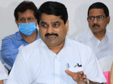 "कोल्हापूरची बदनामी झाली…" – सतेज पाटील यांनी स्पष्ट केलं महाविकास आघाडीच्या पराभवाचं कारण काँग्रेस नेते आणि माजी मंत्री सतेज पाटील यांनी विधानसभेच्या निवडणुकीत महाविकास आघाडीच्या पराभवामागचं कारण स्पष्टपणे मांडलं आहे. त्यांनी मान्य केलं की, लोकसभा निवडणुकीत मिळालेल्या यशामुळे महाविकास आघाडीमध्ये एक प्रकारचा अतिआत्मविश्वास निर्माण झाला होता, ज्यामुळे प्रचारात गाफीलपणा झाला.